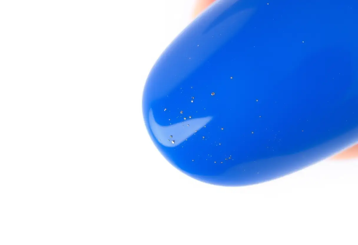 Ongle bleu poli avec détails dorés