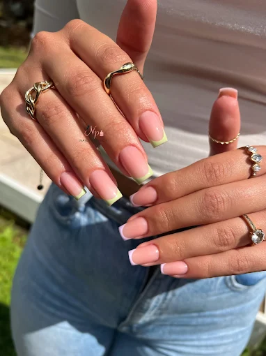 Pose de vernis semi-permanent aux tons rosés