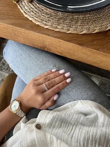 Nail art délicat avec décoration fine